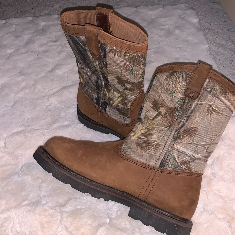 Men’s Waterproof Workboots Camo on the  Upper part and bottom color is brown.